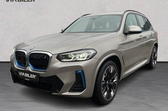 Sølv BMW iX3 fra 2023