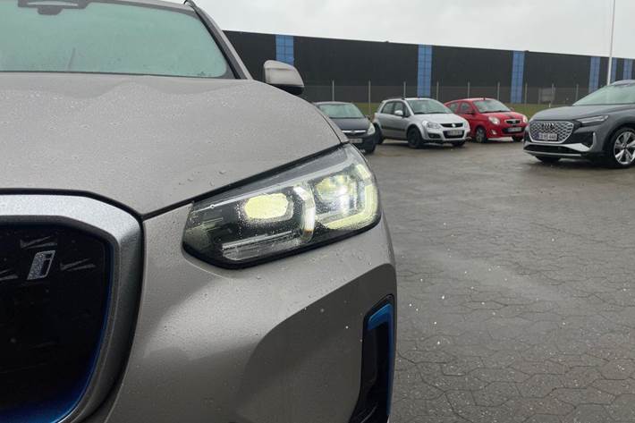 Sølv BMW iX3 fra 2023