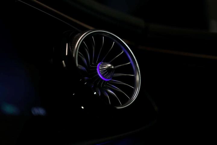 Grå Mercedes EQE500 SUV fra 2024