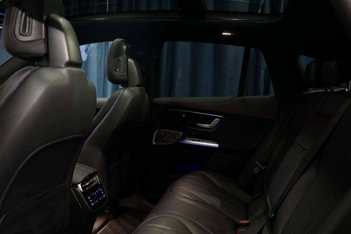 Grå Mercedes EQE500 SUV fra 2024
