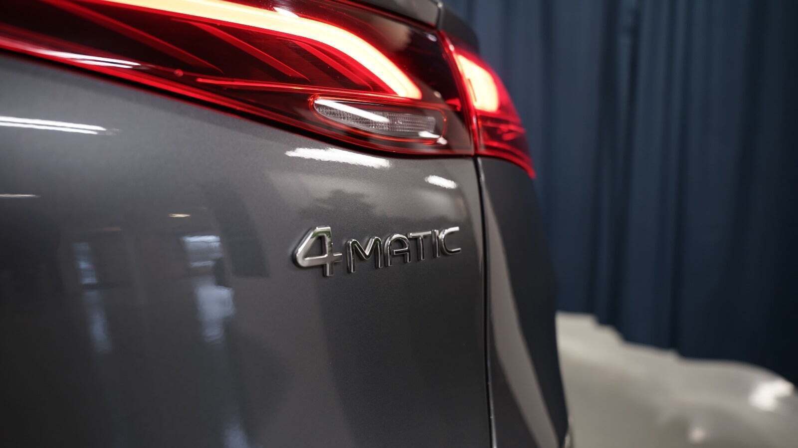 Grå Mercedes EQE500 SUV fra 2024