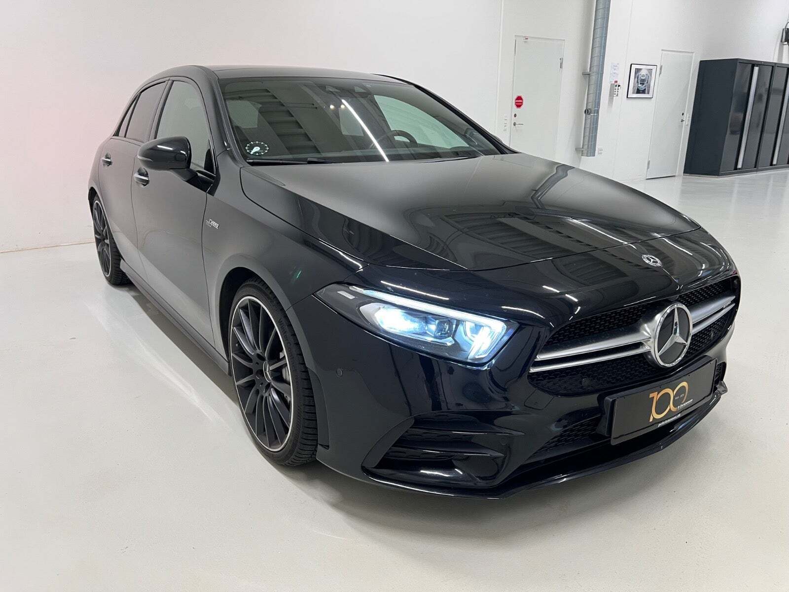 Sort Mercedes A35 fra 2020 set udefra
