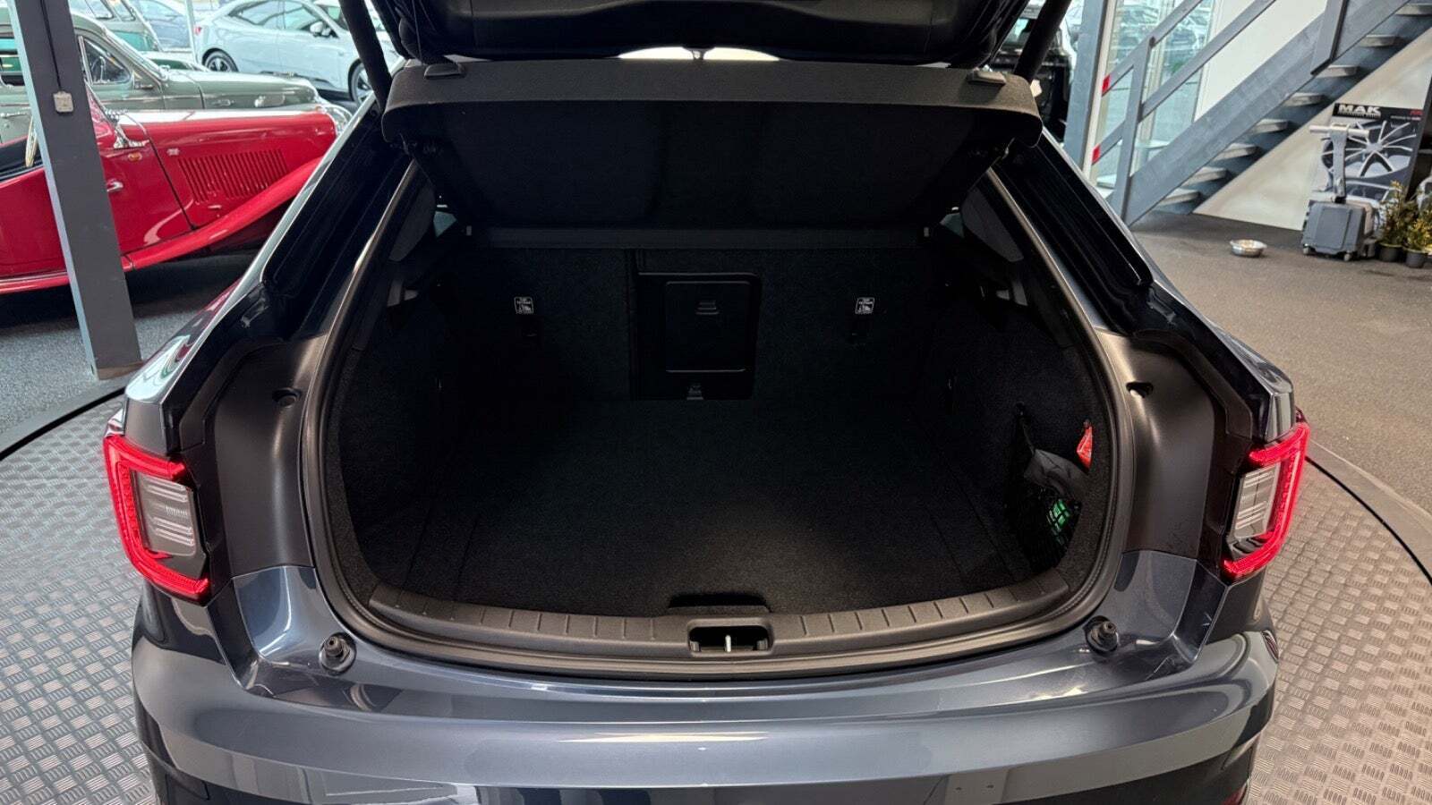 Blå Polestar 2 fra 2024