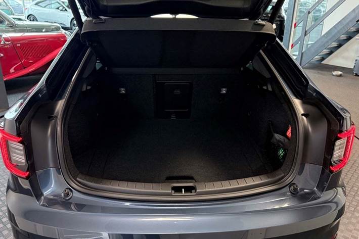 Blå Polestar 2 fra 2024