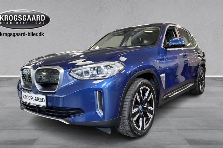 Blå BMW iX3 fra 2021 set udefra