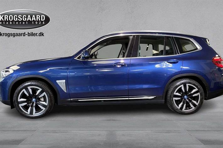 Blå BMW iX3 fra 2021
