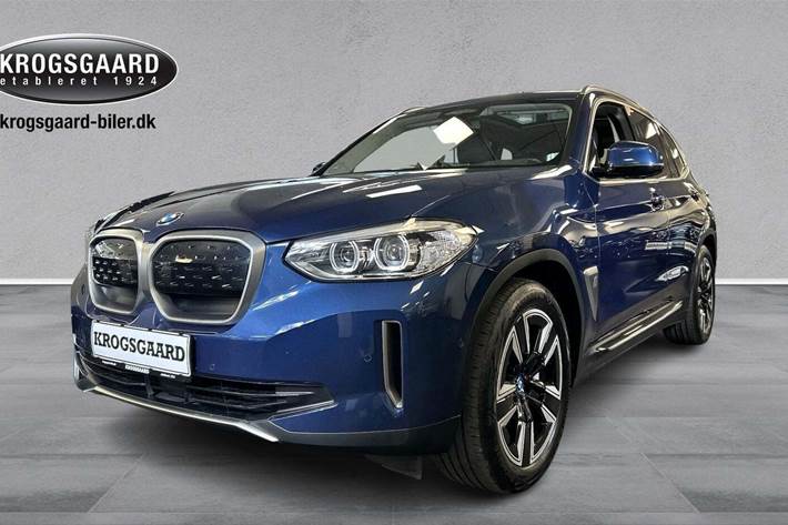 Blå BMW iX3 fra 2021 set udefra