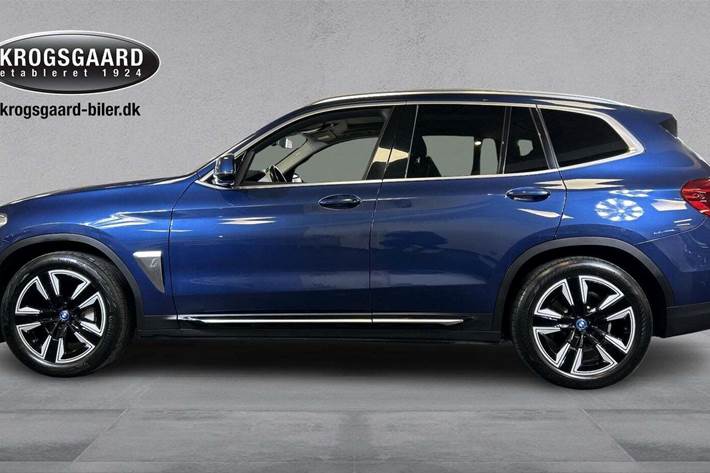 Blå BMW iX3 fra 2021