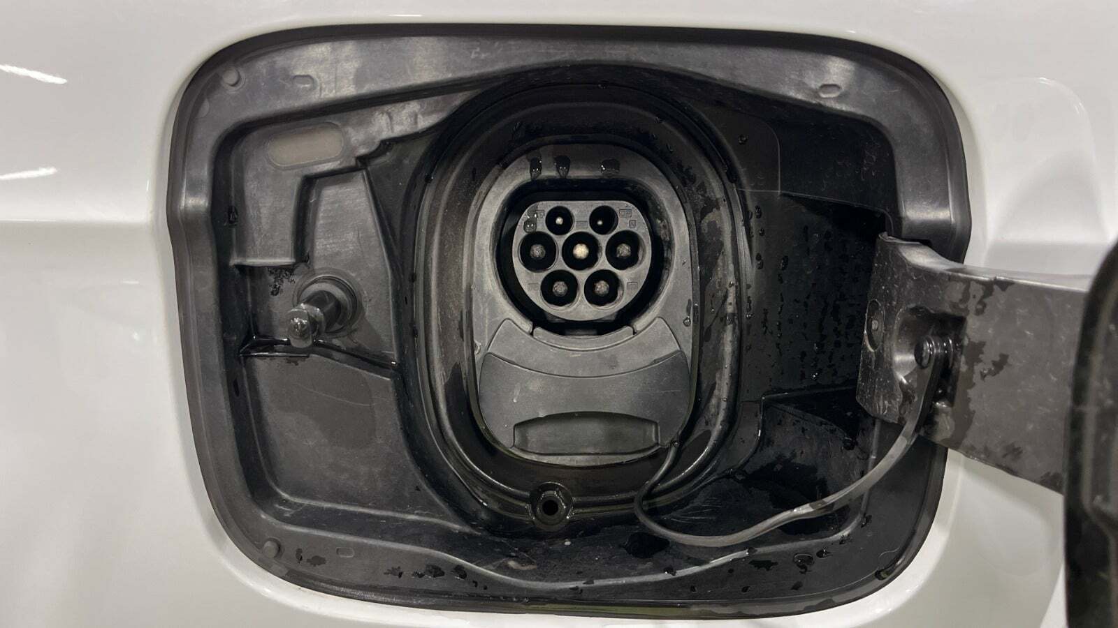 Hvid Skoda Enyaq fra 2023