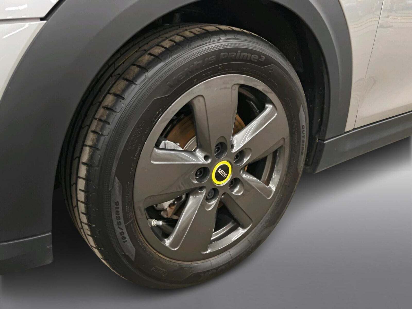 Sølv Mini Cooper E fra 2024