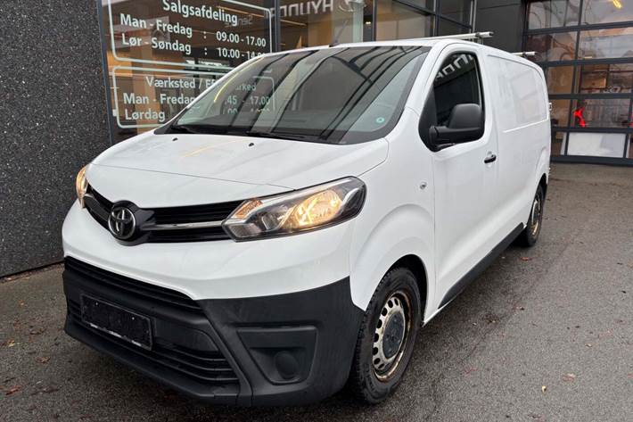 Hvid Toyota ProAce fra 2018