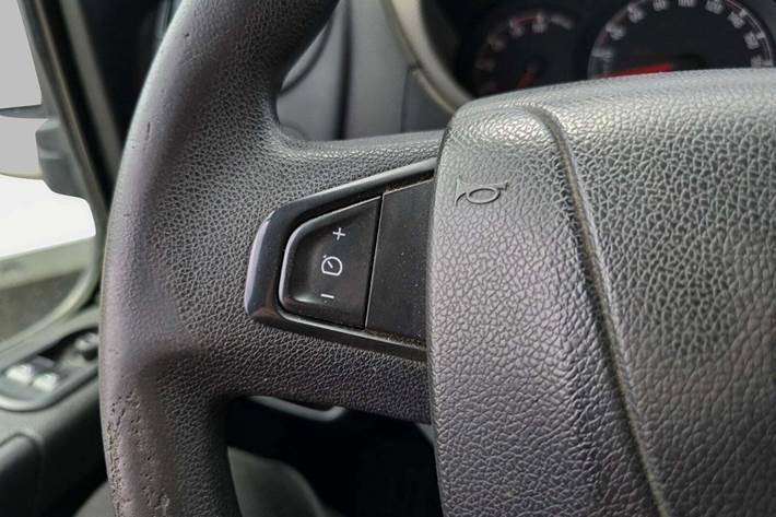 Hvid Opel Movano fra 2016