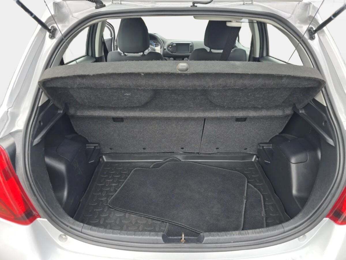 Sølv Toyota Yaris fra 2014