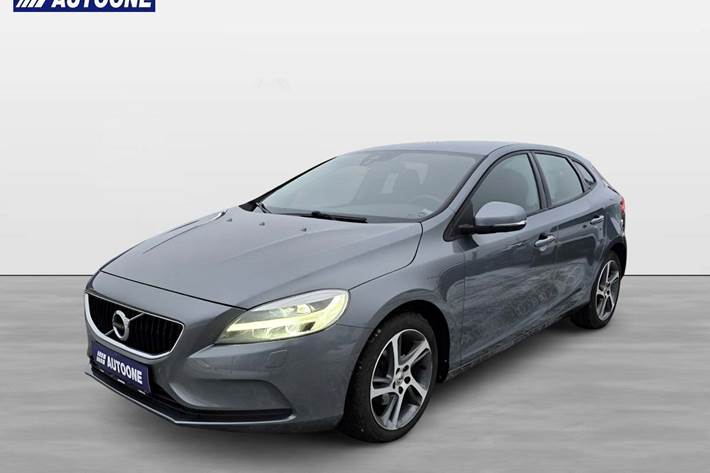 Grå Volvo V40 fra 2018 set udefra