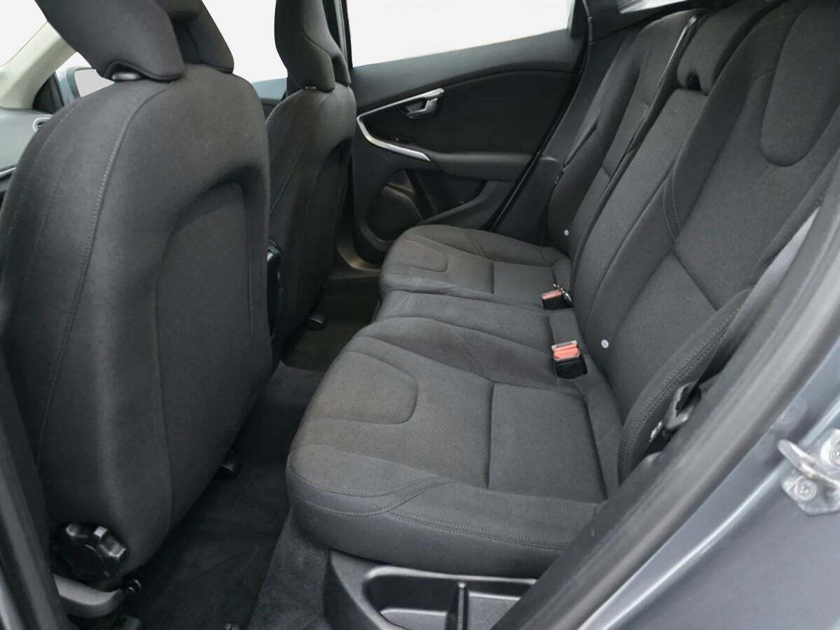 Grå Volvo V40 fra 2018