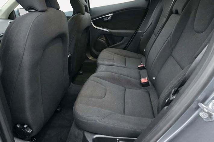 Grå Volvo V40 fra 2018