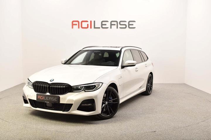 Hvid BMW 330e fra 2020 set udefra