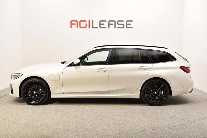 Hvid BMW 330e fra 2020