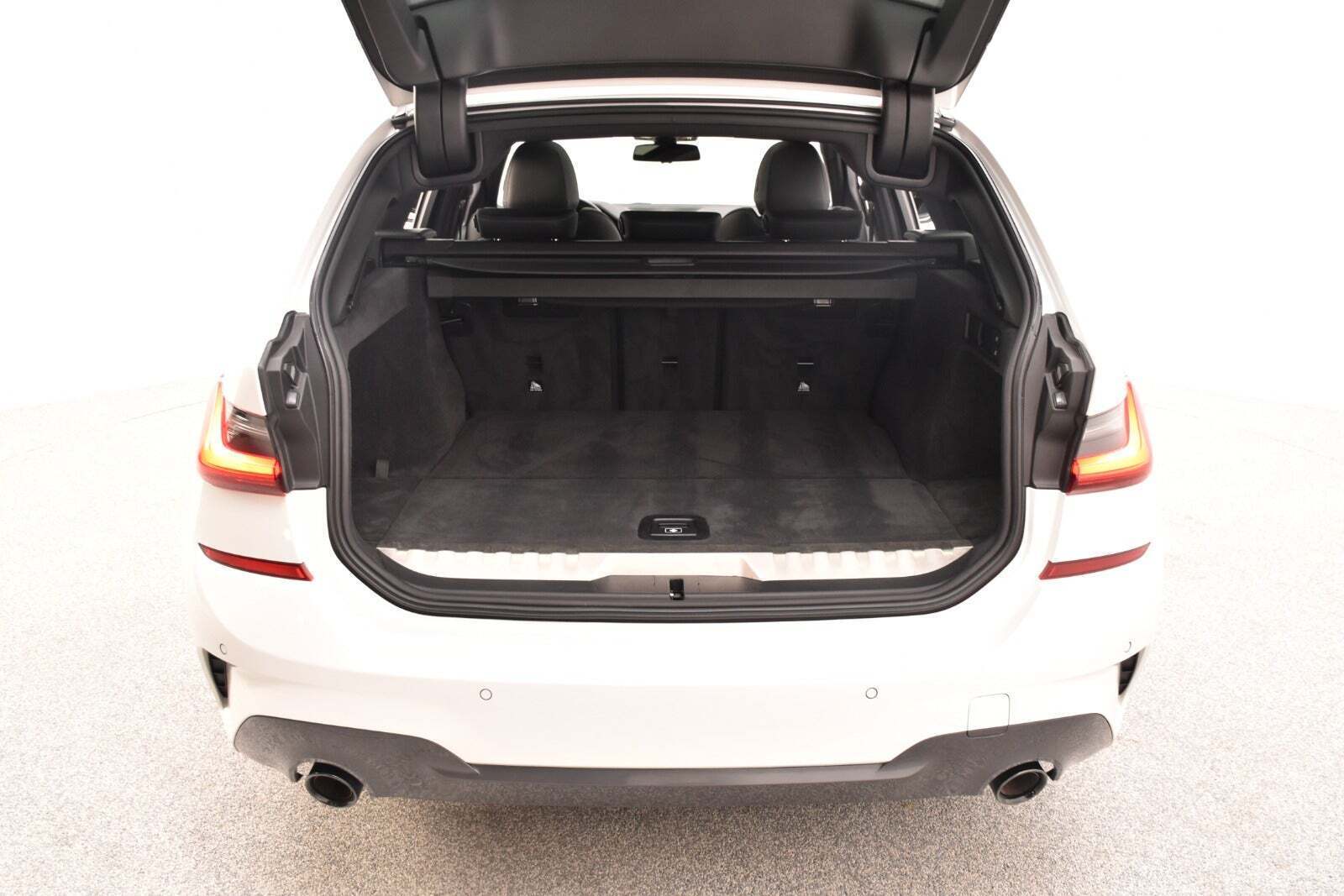 Hvid BMW 330e fra 2020