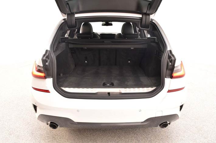 Hvid BMW 330e fra 2020