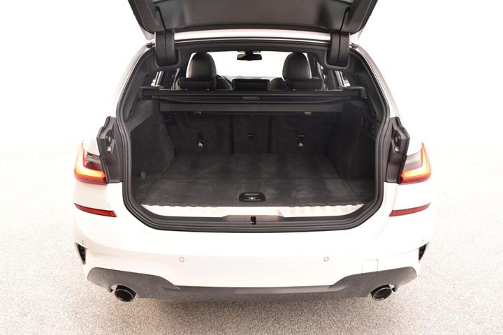 Hvid BMW 330e fra 2020