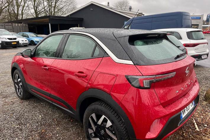 Rød Opel Mokka-e fra 2023