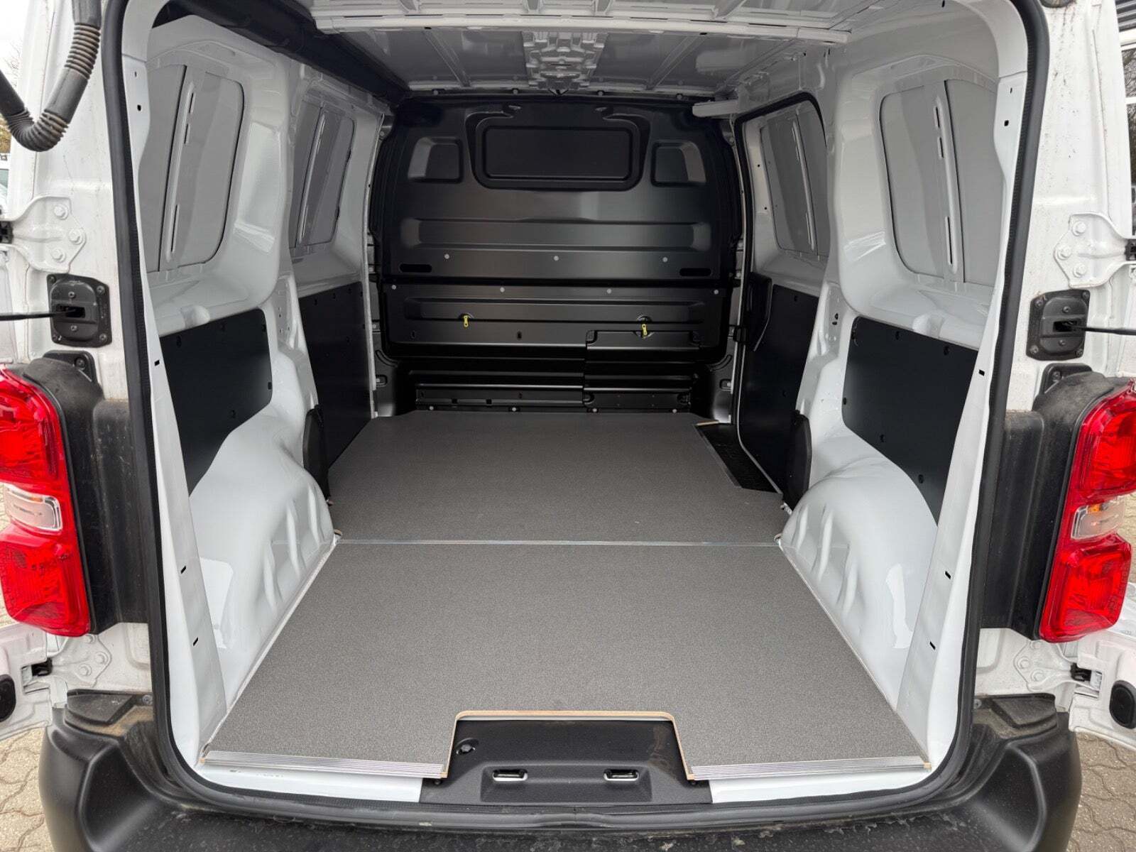 Hvid Opel Vivaro-e fra 2025