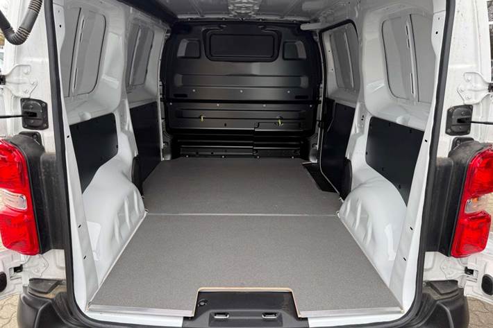 Hvid Opel Vivaro-e fra 2025