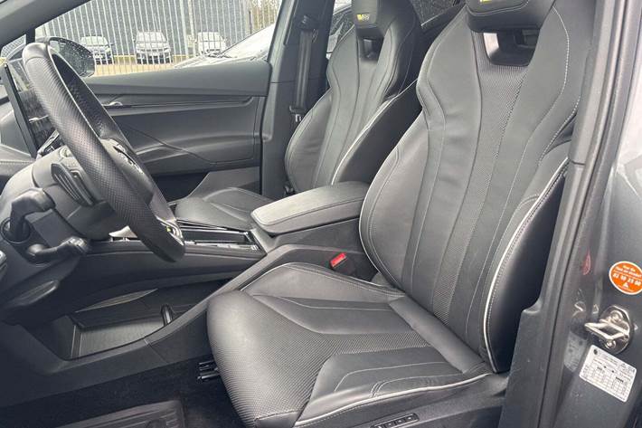 Grå Skoda Enyaq fra 2025