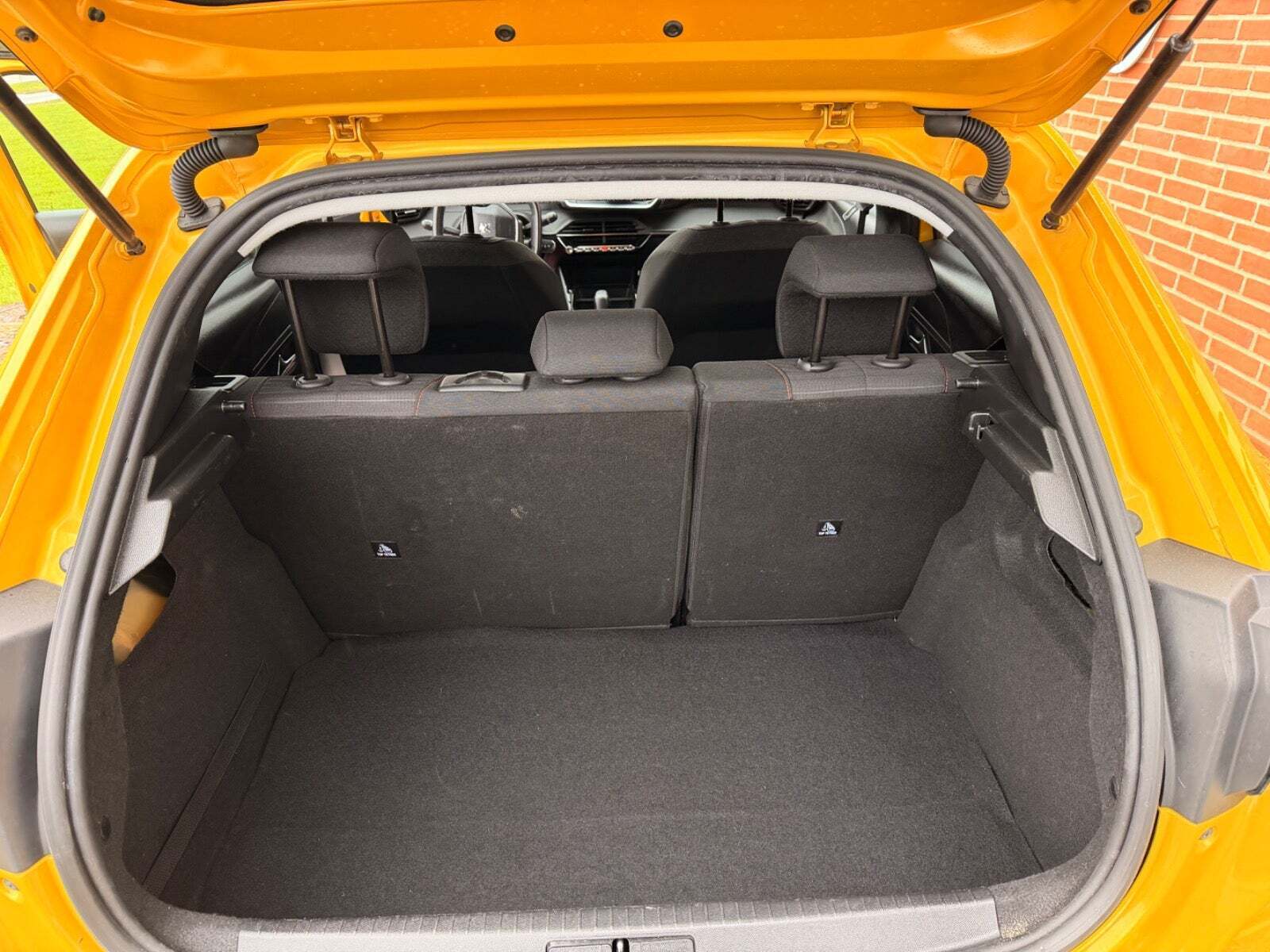 Gul Peugeot 208 fra 2021