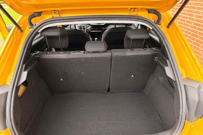 Gul Peugeot 208 fra 2021