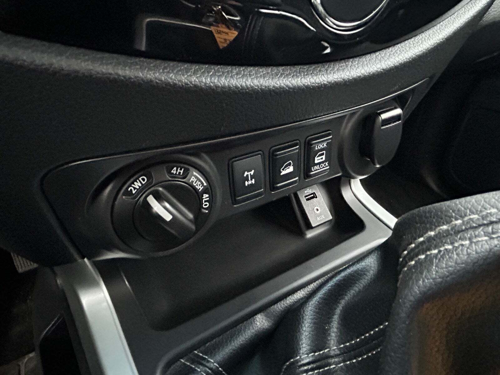 Sort Nissan Navara fra 2016