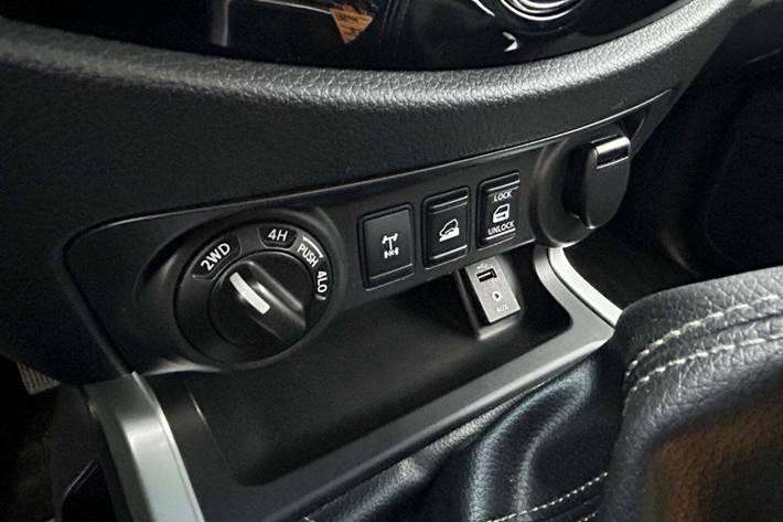 Sort Nissan Navara fra 2016