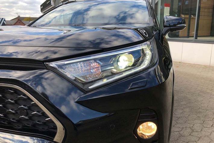 Sort Toyota RAV4 fra 2021