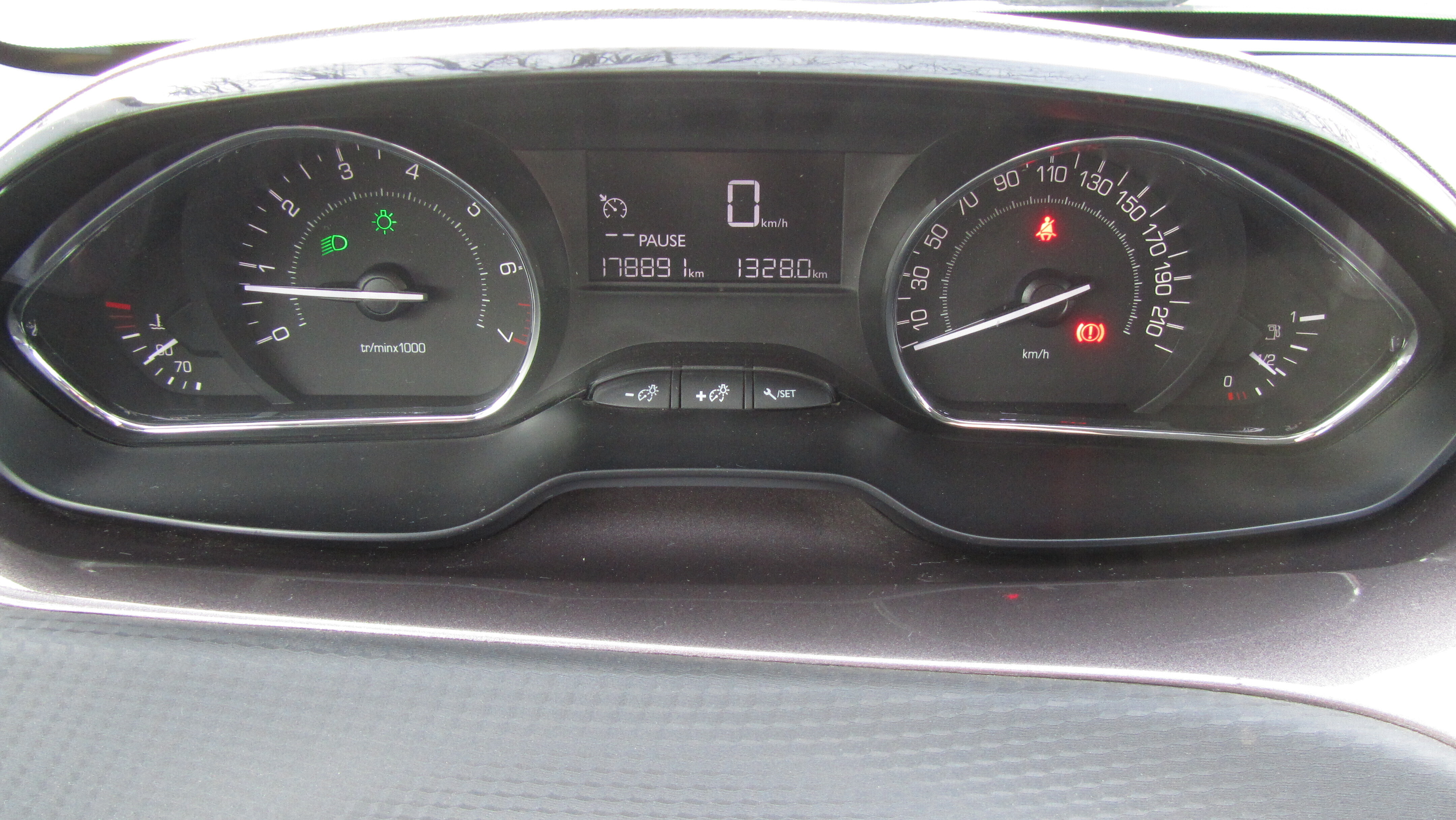 Grå Peugeot 2008 fra 2014