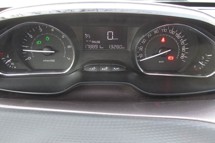 Grå Peugeot 2008 fra 2014