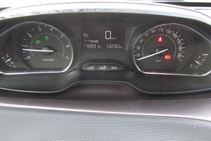 Grå Peugeot 2008 fra 2014
