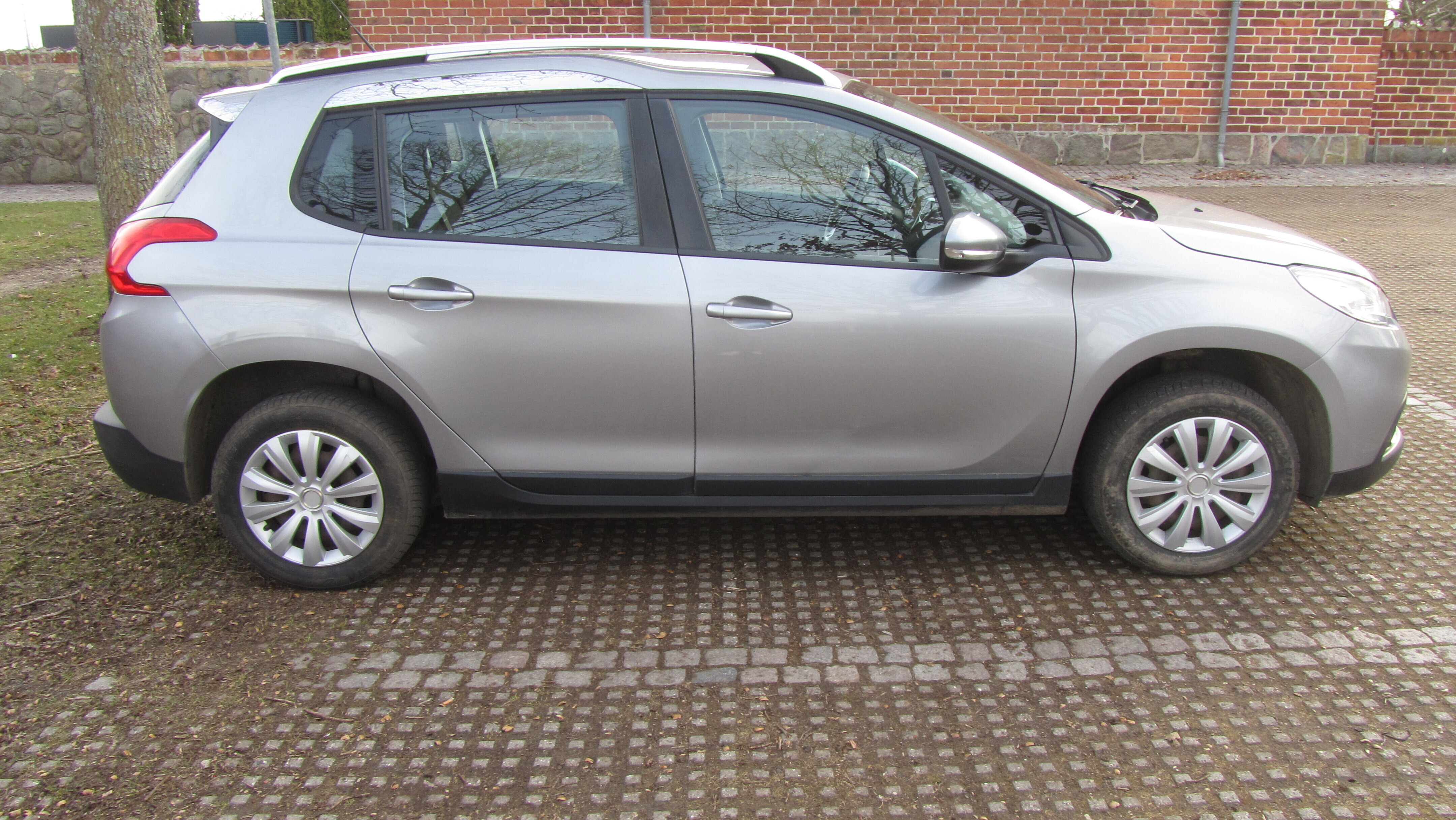 Grå Peugeot 2008 fra 2014