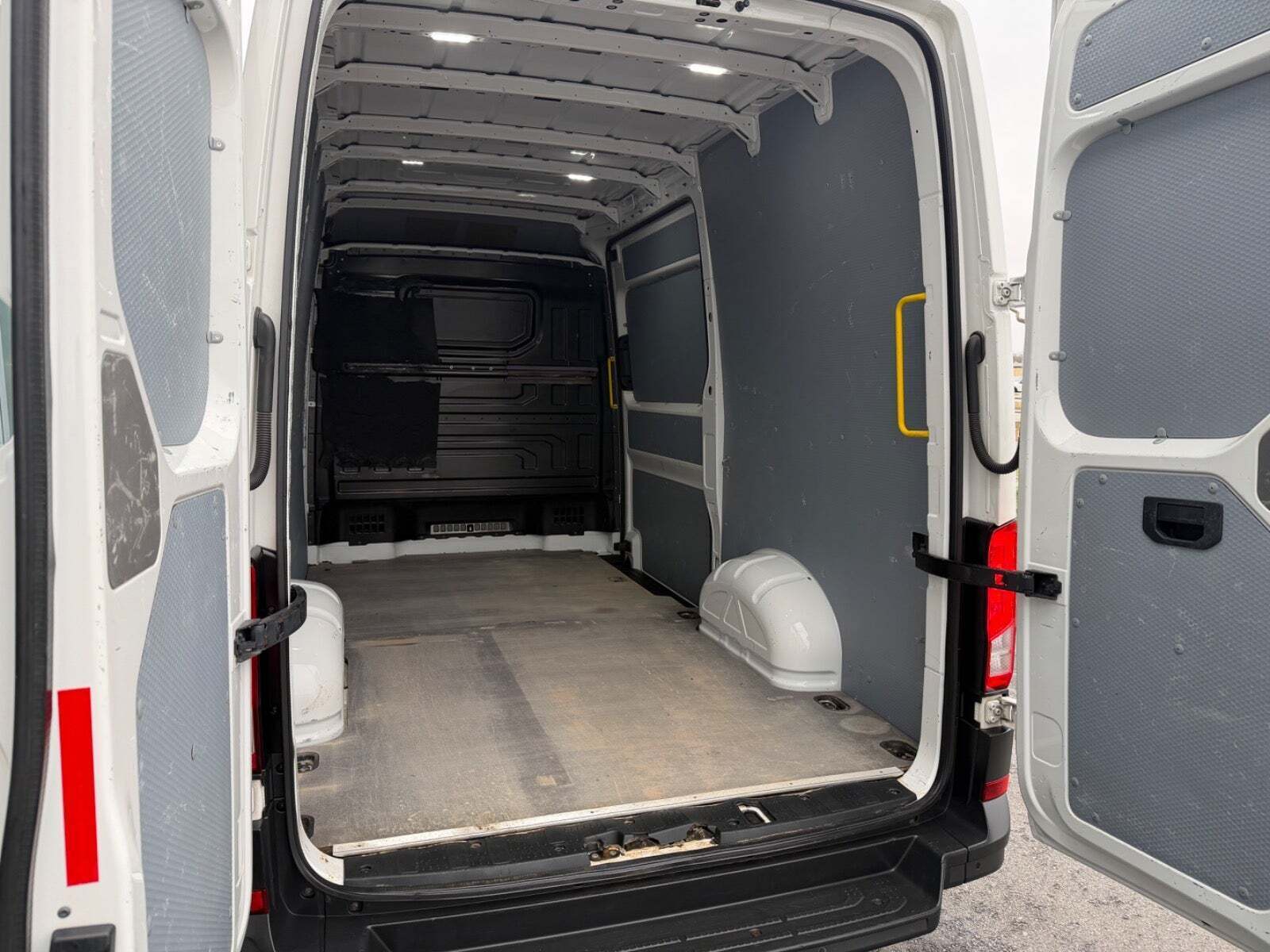 VW Crafter 35 2,0 TDi 177 Kassevogn L3H3 aut.