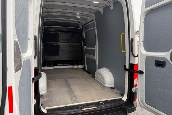 Gul VW Crafter 35 fra 2022