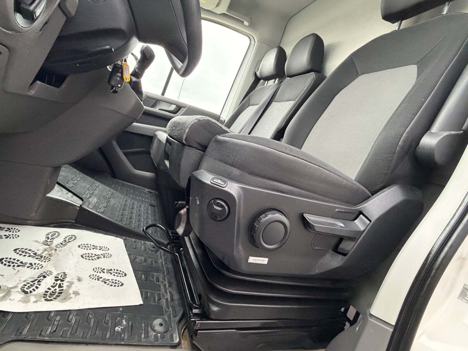 Gul VW Crafter 35 fra 2022