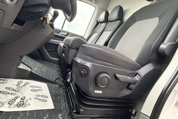 Gul VW Crafter 35 fra 2022