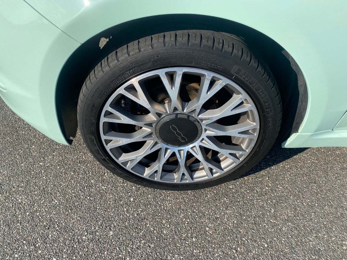 Turquoise Fiat 500 fra 2018