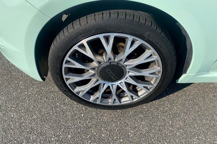 Turquoise Fiat 500 fra 2018