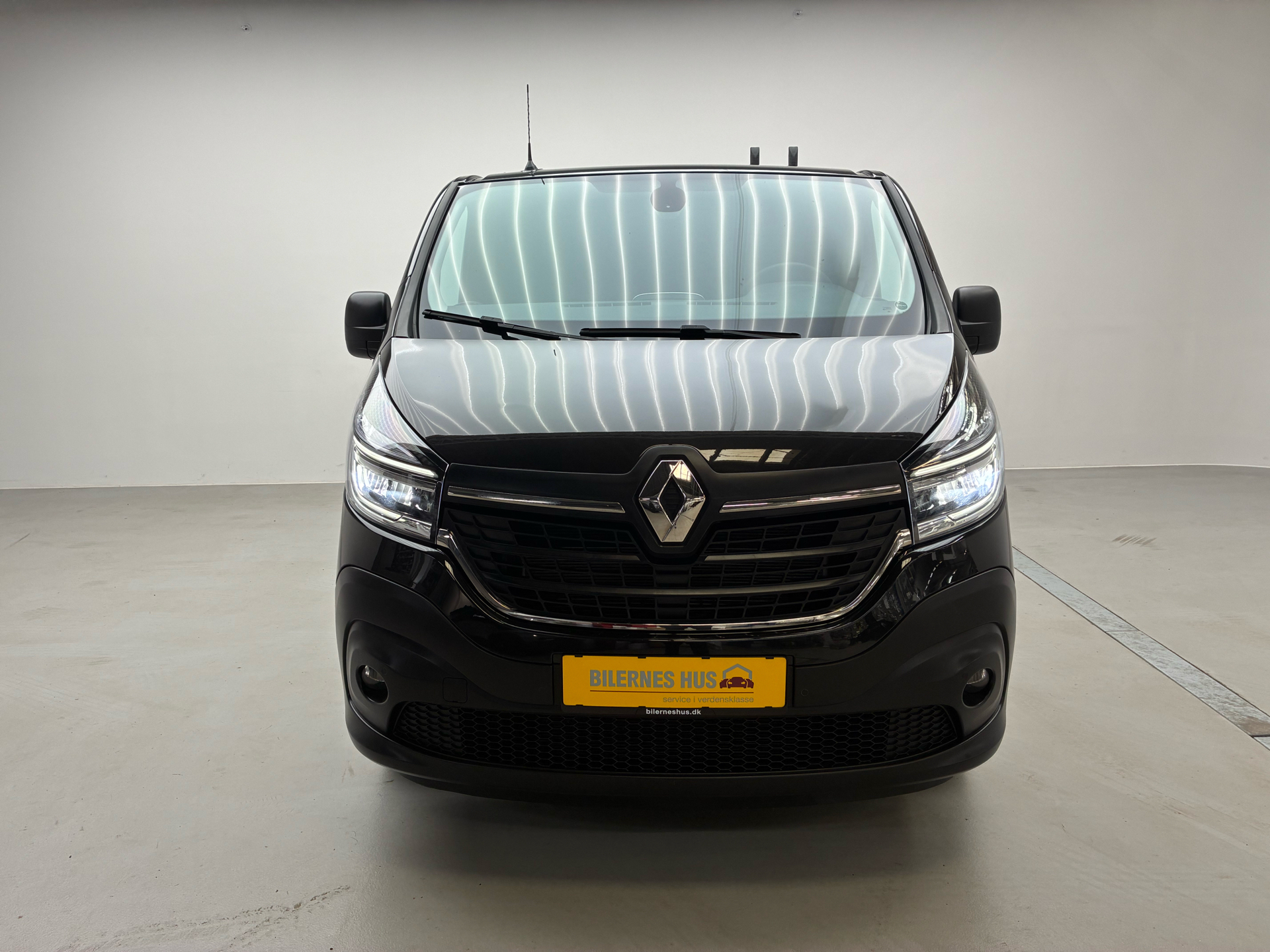Sort Renault Trafic fra 2021