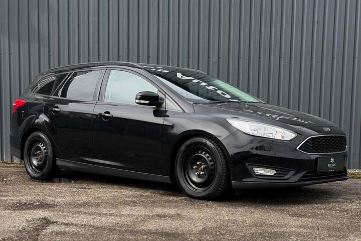 Sort Ford Focus fra 2016 set udefra