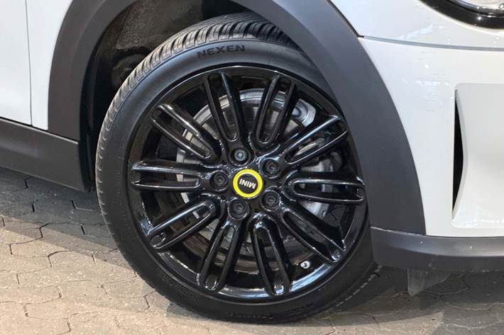 Hvid Mini Cooper SE fra 2023