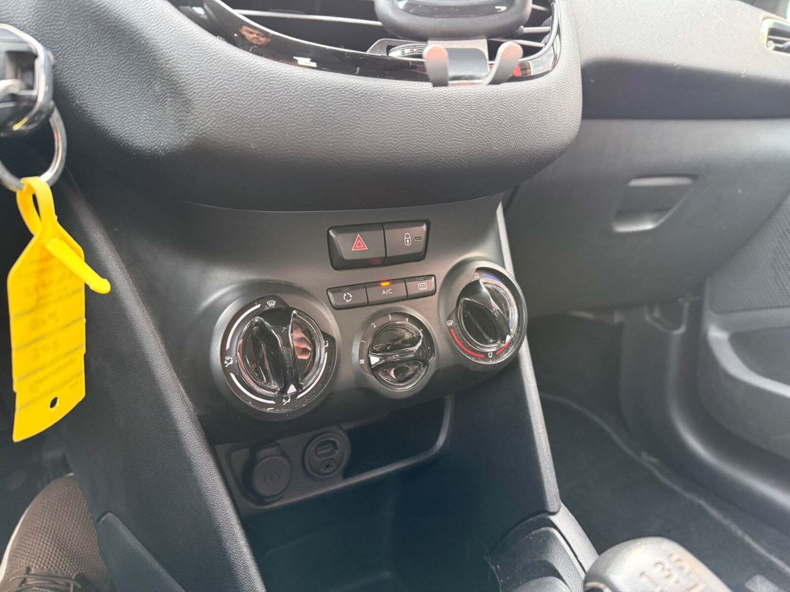 Grå Peugeot 208 fra 2014