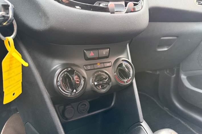 Grå Peugeot 208 fra 2014