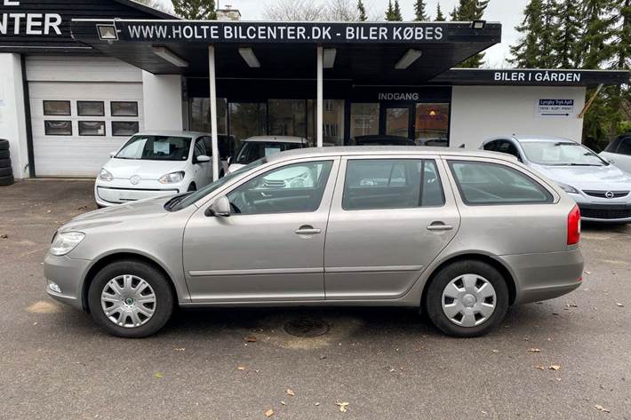 Orange Skoda Octavia fra 2009